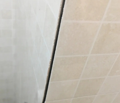 溪湖瓷砖空鼓维修公司分享阳台瓷砖脱落的修复过程可以分为以下几个步骤