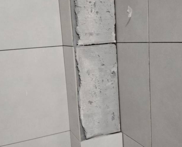 溪湖瓷砖空鼓维修公司分享下瓷砖施工前基层浇水润湿程度不足，可能导致以下问题